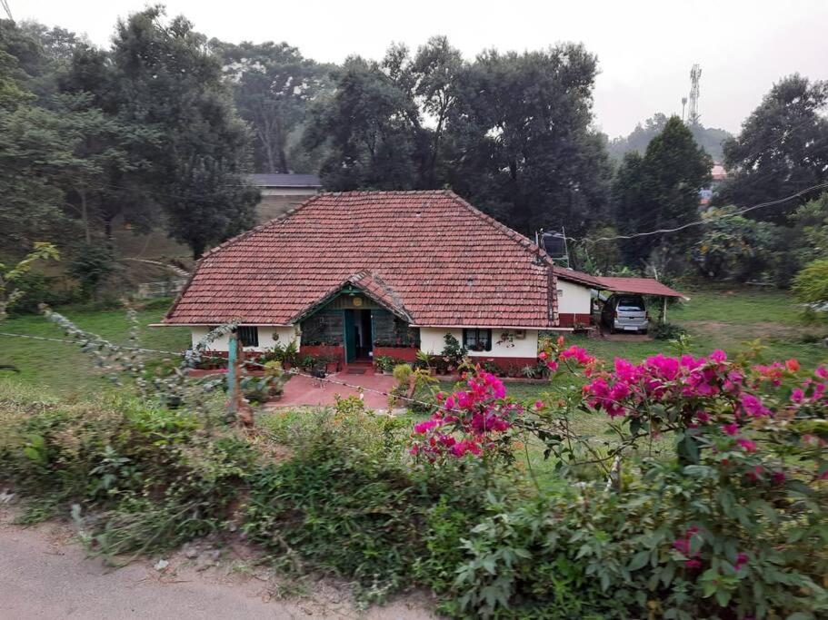 A Quaint Cottage With Rajah'S Seat View. Мадикери Экстерьер фото